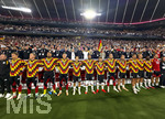 01.10.2026, Fussball UEFA Nations-League 2026/2027, 3.Spieltag, Deutschland - Serbien, in der Allianz-Arena München. Aufstellung zur Nationalhymne der beiden Mannschaften. Die Deutschen Ersatzspieler singen die Hymne, Torwart Finn Dahmen (Deutschland), Finn Jeltsch (Deutschland), Torwart Noah Atubolu (Deutschland)
, Yannik Engelhardt (Deutschland), Said El Mala (Deutschland), Jonathan Burkardt (Deutschland), Mika Baur (Deutschland), Lennart Karl (Deutschland), Ridle Baku (Deutschland), Bambase Conte (Deutschland), David Raum (Deutschland), Vitaly Janelt (Deutschland), 