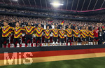 01.10.2026, Fussball UEFA Nations-League 2026/2027, 3.Spieltag, Deutschland - Serbien, in der Allianz-Arena München. Aufstellung zur Nationalhymne der beiden Mannschaften. Die Deutschen Ersatzspieler singen die Hymne, Torwart Finn Dahmen (Deutschland), Finn Jeltsch (Deutschland), Torwart Noah Atubolu (Deutschland)
, Yannik Engelhardt (Deutschland), Said El Mala (Deutschland), Jonathan Burkardt (Deutschland), Mika Baur (Deutschland), Lennart Karl (Deutschland), Ridle Baku (Deutschland), Bambase Conte (Deutschland), David Raum (Deutschland), Vitaly Janelt (Deutschland), 