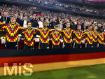 01.10.2026, Fussball UEFA Nations-League 2026/2027, 3.Spieltag, Deutschland - Serbien, in der Allianz-Arena München. Aufstellung zur Nationalhymne der beiden Mannschaften. Die Deutschen Ersatzspieler singen die Hymne, Torwart Finn Dahmen (Deutschland), Finn Jeltsch (Deutschland), Torwart Noah Atubolu (Deutschland)
, Yannik Engelhardt (Deutschland), Said El Mala (Deutschland), Jonathan Burkardt (Deutschland), Mika Baur (Deutschland), Lennart Karl (Deutschland), Ridle Baku (Deutschland), Bambase Conte (Deutschland), David Raum (Deutschland), Vitaly Janelt (Deutschland), 