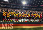 01.10.2026, Fussball UEFA Nations-League 2026/2027, 3.Spieltag, Deutschland - Serbien, in der Allianz-Arena München. Aufstellung zur Nationalhymne der beiden Mannschaften. Die Deutschen Ersatzspieler singen die Hymne, Torwart Finn Dahmen (Deutschland), Finn Jeltsch (Deutschland), Torwart Noah Atubolu (Deutschland)
, Yannik Engelhardt (Deutschland), Said El Mala (Deutschland), Jonathan Burkardt (Deutschland), Mika Baur (Deutschland), Lennart Karl (Deutschland), Ridle Baku (Deutschland), Bambase Conte (Deutschland), David Raum (Deutschland), Vitaly Janelt (Deutschland), 