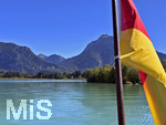 15.09.2026, Urlaub am Forggensee bei Füssen im Allgäu, Schiffs-Rundfahrt ab Füssen, im Vordergrund eine Deutschlandfahne die am Dampfer-Heck des Ausflugsschiffes MS-Allgäu angebracht ist. mitte: Das Schloss Neuschwanstein. 