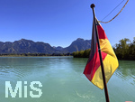 15.09.2026, Urlaub am Forggensee bei Füssen im Allgäu, Schiffs-Rundfahrt ab Füssen, im Vordergrund eine Deutschlandfahne die am Dampfer-Heck des Ausflugsschiffes MS-Allgäu angebracht ist. mitte: Das Schloss Neuschwanstein. 