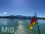 15.09.2026, Urlaub am Forggensee bei Füssen im Allgäu, Schiffs-Rundfahrt ab Füssen, im Vordergrund eine Deutschlandfahne die am Dampfer-Heck des Ausflugsschiffes MS-Allgäu angebracht ist. 
