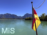 15.09.2026, Urlaub am Forggensee bei Füssen im Allgäu, Schiffs-Rundfahrt ab Füssen, im Vordergrund eine Deutschlandfahne die am Dampfer-Heck des Ausflugsschiffes MS-Allgäu angebracht ist. mitte: Das Schloss Neuschwanstein.