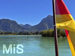 15.09.2026, Urlaub am Forggensee bei Füssen im Allgäu, Schiffs-Rundfahrt ab Füssen, im Vordergrund eine Deutschlandfahne die am Dampfer-Heck des Ausflugsschiffes MS-Allgäu angebracht ist. mitte: Das Schloss Neuschwanstein.