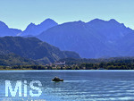 15.09.2026, Forggensee bei Füssen im Allgäu, Der Ort Füssen mit Blick vom See.  