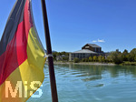 15.09.2026, Forggensee bei Füssen im Allgäu, das Festspielhaus Füssen, Aussenaufnahme mit Blick vom See. Im Vordergrund eine Deutschlandfahne die am Dampfer-Heck des Ausflugsschiffes MS-Allgäu angebracht ist.