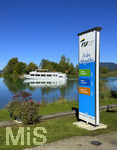 15.09.2026, Urlaub am Forggensee bei Füssen im Allgäu, Am Dampfersteg weist ein Schild zur MS Füssen für die große Schiffs-Rundfahrt ab Füssen, ein Schiff legt gerade ab.