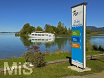 15.09.2026, Urlaub am Forggensee bei Füssen im Allgäu, Am Dampfersteg weist ein Schild zur MS Füssen für die große Schiffs-Rundfahrt ab Füssen, ein Schiff legt gerade ab.