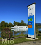 15.09.2026, Urlaub am Forggensee bei Füssen im Allgäu, Am Dampfersteg weist ein Schild zur MS Füssen für die große Schiffs-Rundfahrt ab Füssen, ein Schiff legt gerade ab.