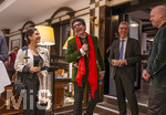 04.10.2026, Internationales Klassikfestival: Festival der Nationen 2026, im Kurhaus Bad Wörishofen (Unterallgäu), Letzter Tag nach der Abschlussgala von Tenor Rolando Villazon, Empfang Ehrengäste im Hotel Tanneck Bad Wörishofen, mit Fass-Anstich Oktoberfestbier mit Rolando Villazon (mitte), links: Ehefrau Lucia Villazon, re: Winfried Roch 