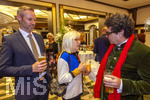 04.10.2026, Internationales Klassikfestival: Festival der Nationen 2026, im Kurhaus Bad Wörishofen (Unterallgäu), Letzter Tag nach der Abschlussgala von Tenor Rolando Villazon, Empfang Ehrengäste im Hotel Tanneck Bad Wörishofen, mit Fass-Anstich Oktoberfestbier. Links: Landrat Alex Eder mit seiner Mutter