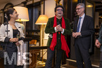 04.10.2026, Internationales Klassikfestival: Festival der Nationen 2026, im Kurhaus Bad Wörishofen (Unterallgäu), Letzter Tag nach der Abschlussgala von Tenor Rolando Villazon, Empfang Ehrengäste im Hotel Tanneck Bad Wörishofen, mit Fass-Anstich Oktoberfestbier mit Rolando Villazon (mitte), links: Ehefrau Lucia Villazon, re: Winfried Roch 