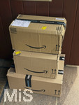 08.10.2026, Mindelheim: Pakete von Amazon wurden an einer Haustüre angeliefert. Der Paketbote hat niemanden angetroffen oder nicht geklingelt und die Pakete unbewacht vor der Eingangstüre abgestellt.  