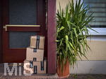08.10.2026, Mindelheim: Pakete von Amazon wurden an einer Haustüre angeliefert. Der Paketbote hat niemanden angetroffen oder nicht geklingelt und die Pakete unbewacht vor der Eingangstüre abgestellt.  
