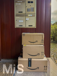 08.10.2026, Mindelheim: Pakete von Amazon wurden an einer Haustüre angeliefert. Der Paketbote hat niemanden angetroffen oder nicht geklingelt und die Pakete unbewacht vor der Eingangstüre abgestellt.  