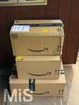 08.10.2026, Mindelheim: Pakete von Amazon wurden an einer Haustüre angeliefert. Der Paketbote hat niemanden angetroffen oder nicht geklingelt und die Pakete unbewacht vor der Eingangstüre abgestellt.  