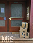 08.10.2026, Mindelheim: Pakete von Amazon wurden an einer Haustüre angeliefert. Der Paketbote hat niemanden angetroffen oder nicht geklingelt und die Pakete unbewacht vor der Eingangstüre abgestellt.  
