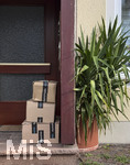 08.10.2026, Mindelheim: Pakete von Amazon wurden an einer Haustüre angeliefert. Der Paketbote hat niemanden angetroffen oder nicht geklingelt und die Pakete unbewacht vor der Eingangstüre abgestellt.  