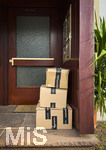 08.10.2026, Mindelheim: Pakete von Amazon wurden an einer Haustüre angeliefert. Der Paketbote hat niemanden angetroffen oder nicht geklingelt und die Pakete unbewacht vor der Eingangstüre abgestellt.  