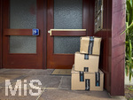 08.10.2026, Mindelheim: Pakete von Amazon wurden an einer Haustüre angeliefert. Der Paketbote hat niemanden angetroffen oder nicht geklingelt und die Pakete unbewacht vor der Eingangstüre abgestellt.  