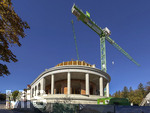 06.10.2026, Bad Wörishofen (Unterallgäu), Baustelle Löwenbräu-Arkaden Bad Wörishofen, der Neubau der Firma Glass aus Mindelheim kommt zügig voran, gut zu erkennen sind bereits Rundbau und Säulenarchitektur für eine Terasse. Neben Wohnungen und Gastronomie und Tiefgaragen entsteht ein Ort der Begegnung im Herzen von Bad Wörishofen.    
