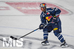 09.10.2026, München, Deutschland. PENNY DEL, Deutsche Eishockey Liga, Saison 2026/27, 7. Spieltag: EHC Red Bull München gegen ERC Ingolstadt im SAP Garden in München. Lucas Thaler (EHC Red Bull München) am Puck, mit dem Puck, in Puckbesitz