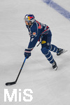 09.10.2026, München, Deutschland. PENNY DEL, Deutsche Eishockey Liga, Saison 2026/27, 7. Spieltag: EHC Red Bull München gegen ERC Ingolstadt im SAP Garden in München. Moritz Warnecke (EHC Red Bull München) am Puck, mit dem Puck, in Puckbesitz