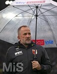 10.10.2026, Fussball Bundesliga 2026/2027, 5.Spieltag, FC Augsburg - FC Bayern München, in der WWK-Arena Augsburg, Trainer Manuel Baum (FC Augsburg) nachdenklich.


