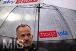 10.10.2026, Fussball Bundesliga 2026/2027, 5.Spieltag, FC Augsburg - FC Bayern München, in der WWK-Arena Augsburg, Trainer Manuel Baum (FC Augsburg) nachdenklich.


