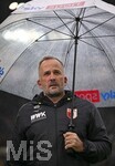 10.10.2026, Fussball Bundesliga 2026/2027, 5.Spieltag, FC Augsburg - FC Bayern München, in der WWK-Arena Augsburg, Trainer Manuel Baum (FC Augsburg) nachdenklich.



