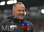 10.10.2026, Fussball Bundesliga 2026/2027, 5.Spieltag, FC Augsburg - FC Bayern München, in der WWK-Arena Augsburg, Trainer Manuel Baum (FC Augsburg) lacht zufrieden.


