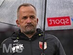 10.10.2026, Fussball Bundesliga 2026/2027, 5.Spieltag, FC Augsburg - FC Bayern München, in der WWK-Arena Augsburg, Trainer Manuel Baum (FC Augsburg) nachdenklich.


