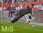 10.10.2026, Fussball Bundesliga 2026/2027, 5.Spieltag, FC Augsburg - FC Bayern München, in der WWK-Arena Augsburg, Torwart Manuel Neuer (FC Bayern München) beim Aufwärmen, er hechtet dem Ball hinterher .


