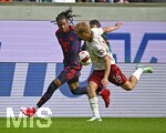 10.10.2026, Fussball Bundesliga 2026/2027, 5.Spieltag, FC Augsburg - FC Bayern München, in der WWK-Arena Augsburg, 
v.l. Michael Olise (FC Bayern München) gegen Hennes Behrens (FC Augsburg) 


