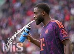 10.10.2026, Fussball Bundesliga 2026/2027, 5.Spieltag, FC Augsburg - FC Bayern München, in der WWK-Arena Augsburg, Dayot Upamecano (FC Bayern München) spuckt


