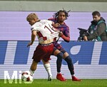 10.10.2026, Fussball Bundesliga 2026/2027, 5.Spieltag, FC Augsburg - FC Bayern München, in der WWK-Arena Augsburg, 
v.l. Michael Olise (FC Bayern München) gegen Hennes Behrens (FC Augsburg) 

