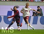 10.10.2026, Fussball Bundesliga 2026/2027, 5.Spieltag, FC Augsburg - FC Bayern München, in der WWK-Arena Augsburg, 
v.l. Michael Olise (FC Bayern München) gegen Hennes Behrens (FC Augsburg) 


