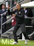 10.10.2026, Fussball Bundesliga 2026/2027, 5.Spieltag, FC Augsburg - FC Bayern München, in der WWK-Arena Augsburg, Trainer Manuel Baum (FC Augsburg) gestikuliert.


