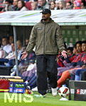 10.10.2026, Fussball Bundesliga 2026/2027, 5.Spieltag, FC Augsburg - FC Bayern München, in der WWK-Arena Augsburg, Trainer Manuel Baum (FC Augsburg) unzufrieden


