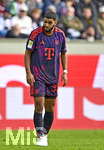 10.10.2026, Fussball Bundesliga 2026/2027, 5.Spieltag, FC Augsburg - FC Bayern München, in der WWK-Arena Augsburg, Ismael Saibari (FC Bayern München) hat Probleme mit den Augen.



