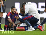 10.10.2026, Fussball Bundesliga 2026/2027, 5.Spieltag, FC Augsburg - FC Bayern München, in der WWK-Arena Augsburg, Ismael Saibari (FC Bayern München) wird behandelt.


