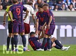 10.10.2026, Fussball Bundesliga 2026/2027, 5.Spieltag, FC Augsburg - FC Bayern München, in der WWK-Arena Augsburg, Ismael Saibari (FC Bayern München) wird auf geholfen von Joshua Kimmich (FC Bayern München) und Aleksandar Pavlovic (Bayern München)  


