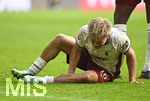 10.10.2026, Fussball Bundesliga 2026/2027, 5.Spieltag, FC Augsburg - FC Bayern München, in der WWK-Arena Augsburg, Hennes Behrens (FC Augsburg) mit einer langen Wunde am Fuß



