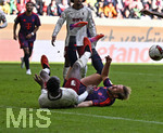 10.10.2026, Fussball Bundesliga 2026/2027, 5.Spieltag, FC Augsburg - FC Bayern München, in der WWK-Arena Augsburg, v.l. Juma Bah (FC Augsburg) gegen Harry Kane (FC Bayern München) 



