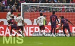 10.10.2026, Fussball Bundesliga 2026/2027, 5.Spieltag, FC Augsburg - FC Bayern München, in der WWK-Arena Augsburg, Juma Bah (FC Augsburg) mit einer Torchance gegen Torwart Manuel Neuer (FC Bayern München) . v.l. Juma Bah (FC Augsburg), Aleksandar Pavlovic (Bayern München) , Hennes Behrens (FC Augsburg), Herbert Bockhorn (1. FC Magdeburg), Alphonso Davies (FC Bayern München), Torwart Manuel Neuer (FC Bayern München) und Dayot Upamecano (FC Bayern München) 


