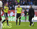 10.10.2026, Fussball Bundesliga 2026/2027, 5.Spieltag, FC Augsburg - FC Bayern München, in der WWK-Arena Augsburg, Trainer Manuel Baum (FC Augsburg) rennt in der Halbzeitpause zu Schiedsrichter Sven Jablonski (Deutschland)


