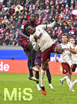 10.10.2026, Fussball Bundesliga 2026/2027, 5.Spieltag, FC Augsburg - FC Bayern München, in der WWK-Arena Augsburg, v.l. Calvin Brackelmann (FC Augsburg) gegen Juma Bah (FC Augsburg) 


