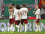 10.10.2026, Fussball Bundesliga 2026/2027, 5.Spieltag, FC Augsburg - FC Bayern München, in der WWK-Arena Augsburg, 
Hennes Behrens (FC Augsburg) , Rodrigo Ribeiro (FC Augsburg), Han-Noah Massengo (FC Augsburg), Robin Fellhauer (Augsburg) und Anton Kade (FC Augsburg) jubeln.

