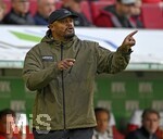 10.10.2026, Fussball Bundesliga 2026/2027, 5.Spieltag, FC Augsburg - FC Bayern München, in der WWK-Arena Augsburg, Trainer Vincent Kompany (FC Bayern München) gestikuliert


